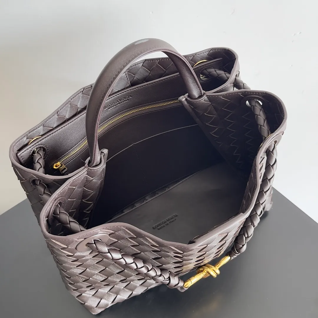 The 2023 new Andiamo batch of 2260 BV has been shipped‼ ️Really popular🔥The new Andiamo woven handbag launched by Bottega Veneta this season is really popular all over the world! ! Celebrities at home and abroad have worn it, and Oscar-winning actress Michelle Yeoh has taken it out on the street. Song Jia, Trai Yara, Yu Feihong, Sanji Ayaka, Rosie Hunting-Whiteley, Yoshioka Riho, etc. have all picked up this bag. It is classic and versatile, showing off its temperament, and the bag capacity is also large, which is very convenient for daily commuting! ! A variety of carrying methods, the shoulder straps can be adjusted by yourself, the original lambskin feels soft and delicate, and the unisex style breaks the gender boundaries and brings a more practical and long-lasting use experience. Andiamo, which has both elegant and casual styles, perfectly interprets the true appearance of "fashionable old money style". Style number: 743572 Size: 32*24*12